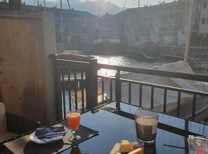 Superbe Dans La Marina Du Bouveret * Port-Valais